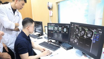 Ngã từ trên giường xuống nền nhà, bé 1 tuổi bị vỡ khí quản hiếm gặp, gãy nhiều xương sườn