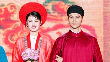Đường đi bộ Nguyễn Huệ thành sàn diễn thời trang lộng lẫy, rực rỡ áo dài Sắc son Việt Nam