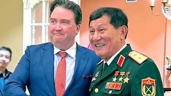 Đại sứ Mỹ cùng Trung tướng Phạm Tuân xem khoảnh khắc Amanda Nguyễn bay vào vũ trụ