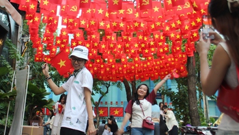 Không khí lễ hội ngập tràn quán cà phê dịp lễ 30-4