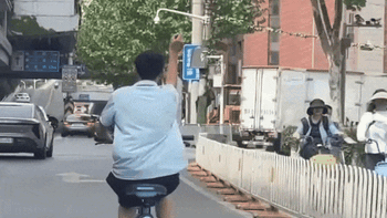 Cậu bé gây sốt với kiểu 'xi nhan' không giống ai