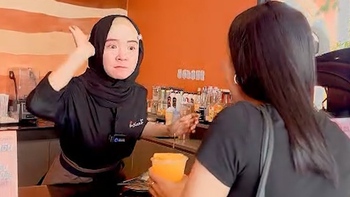 Nữ nhân viên khó tính và vị khách ham uống