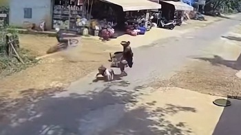 Thanh niên chạy 'lăng ba vi bộ' khi va chạm xe máy