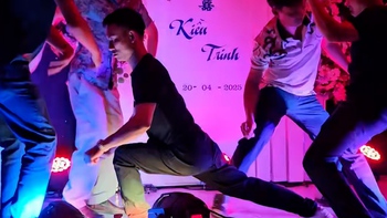 Trai làng nhảy vũ điệu 'soi ếch'