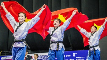 Châu Tuyết Vân và các đồng đội taekwondo nhận Huân chương Lao động hạng nhất