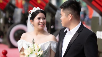 Bộ ảnh cưới '50 năm mới có một lần' bên dàn pháo lễ