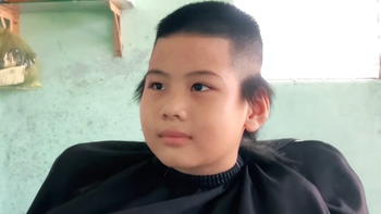 Bé trai cười không nổi với kiểu tóc mới