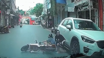 Cô gái vừa chạy xe đạp vừa lướt điện thoại tông vào ô tô