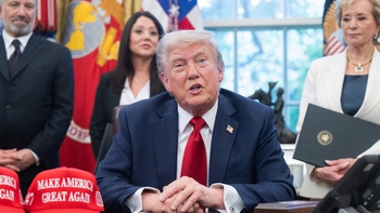 Ông Trump đối mặt tứ bề thọ địch vì chính sách thuế đối ứng