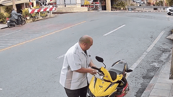 Chồng lái xe máy vượt rào chắn đường sắt, người vợ ngã nhào xuống đường