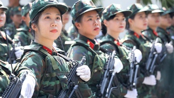 Những nữ cựu sinh viên trường luật chọn binh nghiệp, gây ấn tượng khi diễu binh, diễu hành