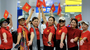 Áo thun, 'phụ kiện yêu nước' sốt hàng trước thềm 'concert quốc gia'