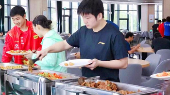 Tuyển thủ bóng bàn Trung Quốc huấn luyện như... quân sự