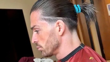 Jack Grealish gây chú ý với kiểu… tóc đuôi gà