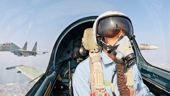 Xem clip và hình ảnh camera hành trình tiêm kích Su-30MK2 thả bẫy nhiệt