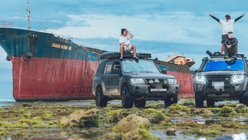 Check-in 'thô bạo' nguy cơ làm hỏng bãi rêu gần con tàu mắc cạn ở Ninh Thuận