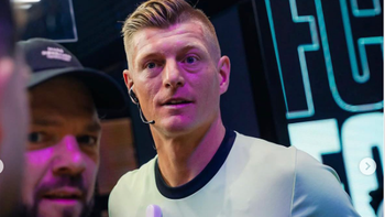 Toni Kroos trở lại sân cỏ làm... trọng tài!