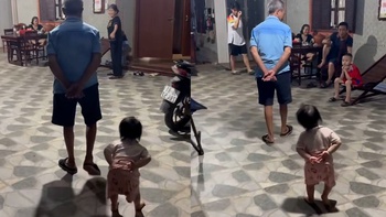 Cả nhà phì cười với cháu gái bắt chước dáng đi của ông