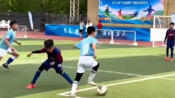 Thủ môn bị 'tẩu hỏa nhập ma' vì đồng đội múa quá dẻo