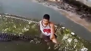 Tưởng con cá sấu là tượng, du khách đến ngồi cạnh để selfie