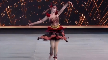 Ý Nhi diện trang phục Tây Nguyên nhảy 'Vũ điệu đại ngàn' ở Miss World