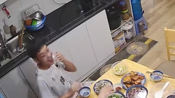 Mẹ đứng hình khi con trai hỏi 'Ngày xưa mẹ xấu thế sao bố lại thích?'