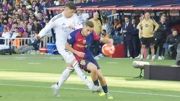 Phòng VAR 'tạ ơn Chúa' khi Barca bị từ chối bàn thắng