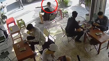 Chàng trai ngã ngửa xuống nền nhà vì thuốc lào quá ngon