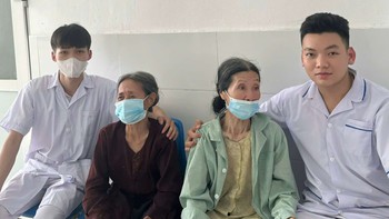 Câu chuyện chị gái U80 đưa em đi viện gây xúc động cộng đồng mạng