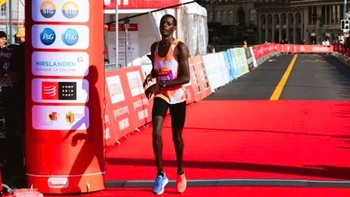 Runner Kenya Kipchumba về nhì giải bán marathon với đôi giày ‘lệch pha’