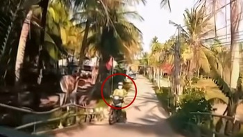 Lùi xe máy xuống mương khi nhường đường cho ô tô qua cầu