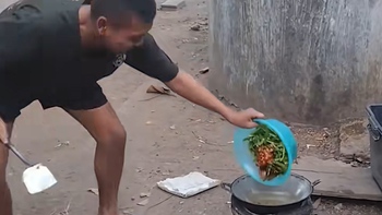 Cười sảng với chàng trai trổ tài nấu ăn nhưng lại sợ dầu bắn