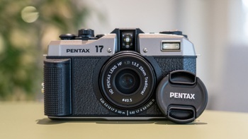 Pentax 17: Máy ảnh phim chia đôi khung hình của Ricoh