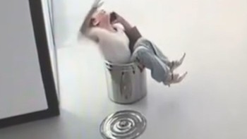 Cô gái té vào xô nhưng nhất quyết không buông điện thoại