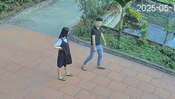 Chồng lầy lội bắt chước dáng đi khệnh khạng của vợ bầu
