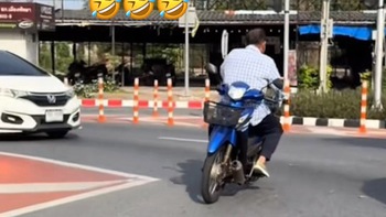 Chiếc xe máy với thiết kế độc lạ có 1-0-2