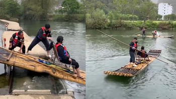 Hai du khách trải nghiệm ngồi bè ngắm sông nhưng lạ lắm