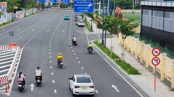 Cứ hai phút có hàng chục xe máy chạy 'lố' vào đường cấm, đoạn trước nhà ga T3 sân bay Tân Sơn Nhất