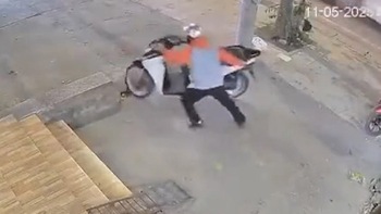 15 giây khổ sở của tên trộm SH