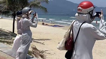 Ảnh vui 17-5: Hội người thích đi biển nhưng ngại nắng, điểm danh!