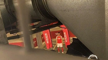 Fan trèo ống thông gió chụp lén áo đấu mới của Arsenal