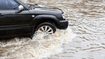 Rò điện khi mưa, hiểu nhầm tai hại về xe điện ở Trung Quốc