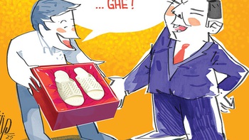 Vì sao nhân viên tặng sếp đôi dép tổ ong thần thánh?