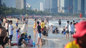 Khách kín 'bãi biển đẹp nhất hành tinh', khách sạn Đà Nẵng đạt công suất ít thấy