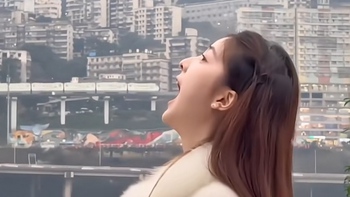 Đến Trùng Khánh, du khách thi nhau há miệng 'nuốt tàu điện'