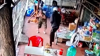 Bà cụ nhanh trí giành lại sợi dây chuyền từ tay tên cướp