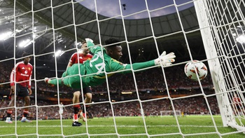 Thủ môn Onana hóa ‘bao cát’ cho fan Man Utd xả giận