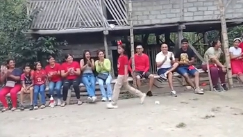 'Hồi mẹ còn trẻ, hôn gió một cái cả làng đổ'