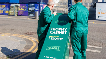 Tottenham bị troll bằng 'tủ đựng cúp' trước chung kết Europa League