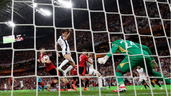 Thủ môn Onana bị chỉ trích 'dở nhất lịch sử' sau khi Man United bại trận ở Europa League